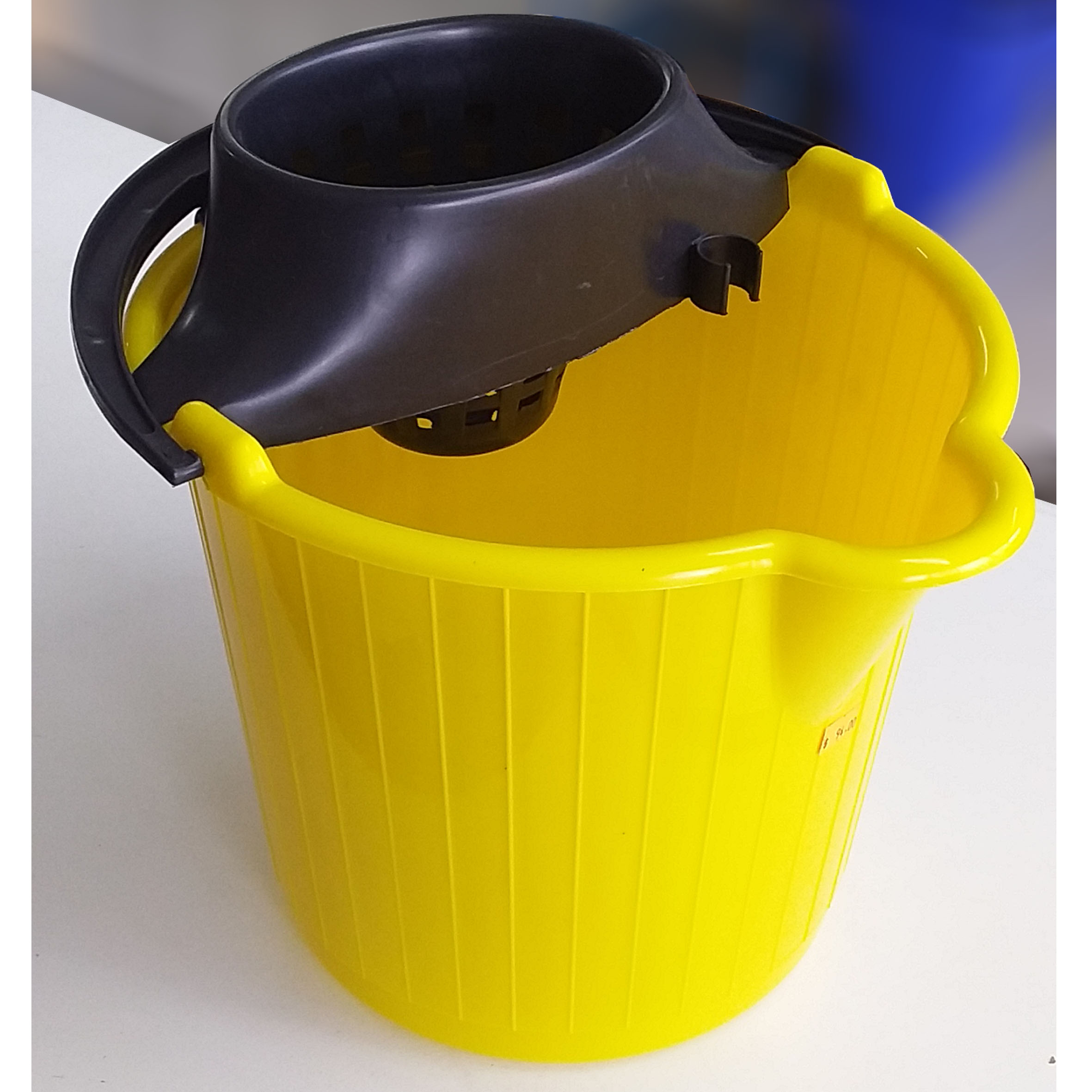 Cubeta con exprimidor de plastico trapeador 10.5 litros PO