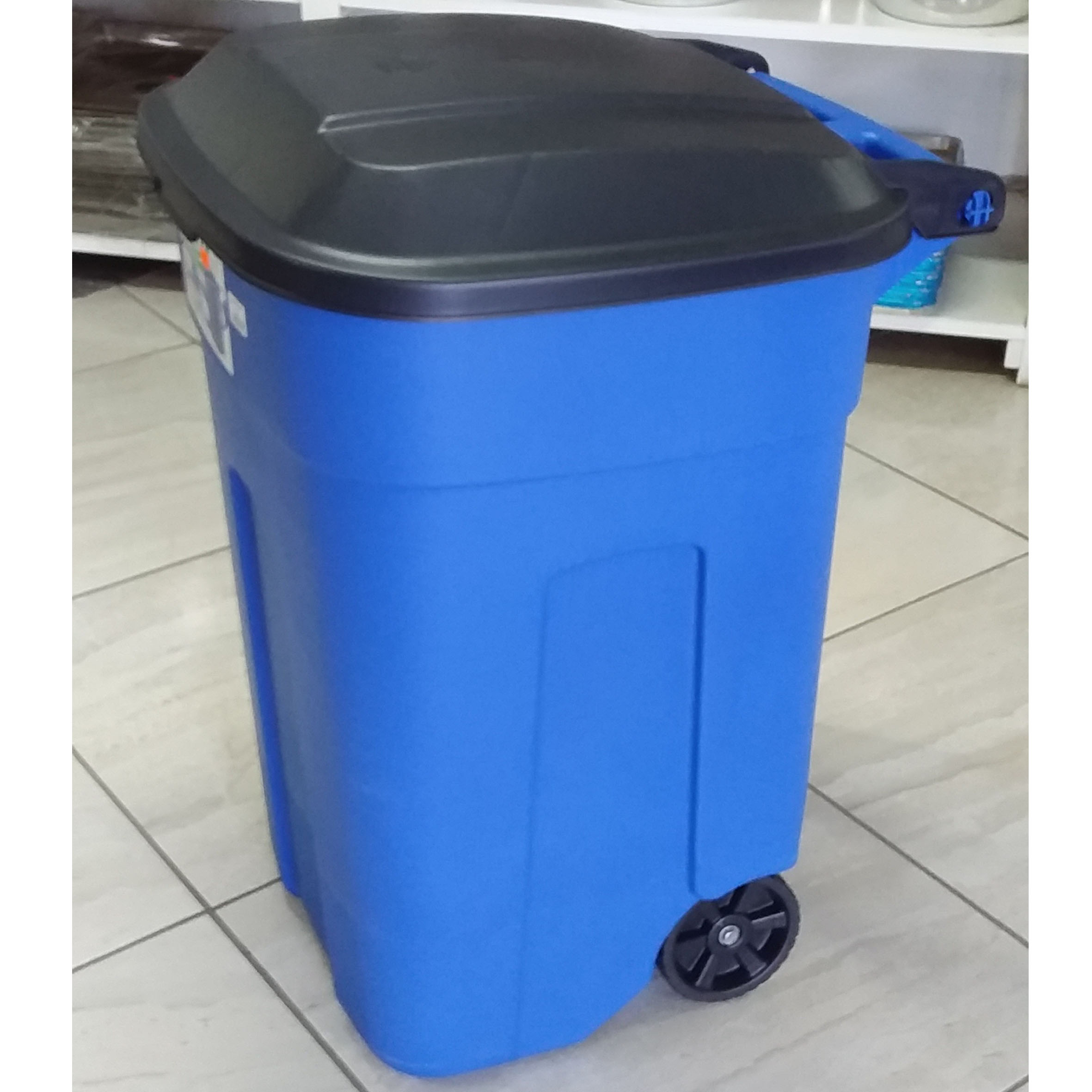 Bote de plastico con ruedas 135 litros