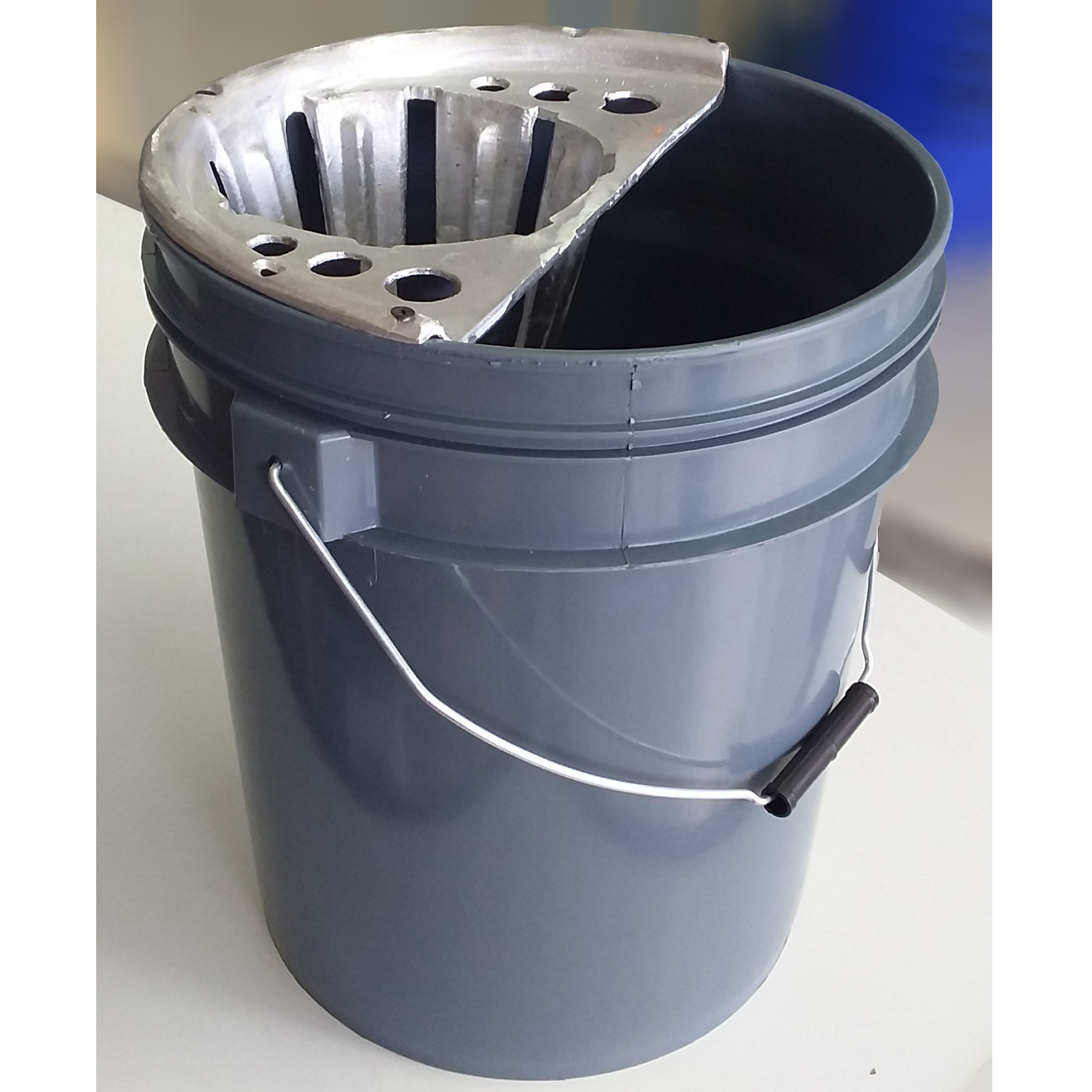 Cubeta con exprimidor metalico para trapeador
